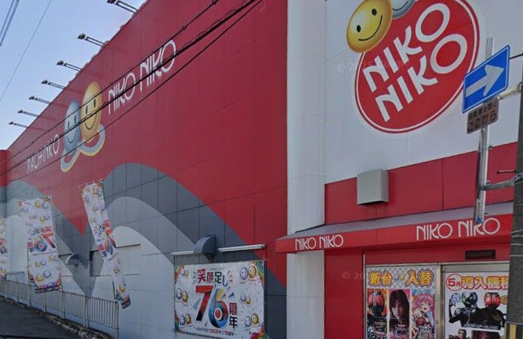 近くのニコニコ寝屋川店スロット館まで359m（徒歩5分）