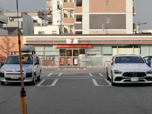 近くのコンビニまで186m（徒歩3分）