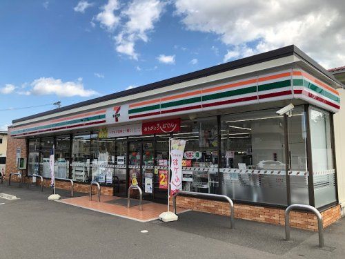 近くのコンビニまで822m（徒歩11分）