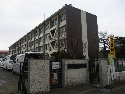 近くの一宮市立末広小学校まで703m（徒歩9分）