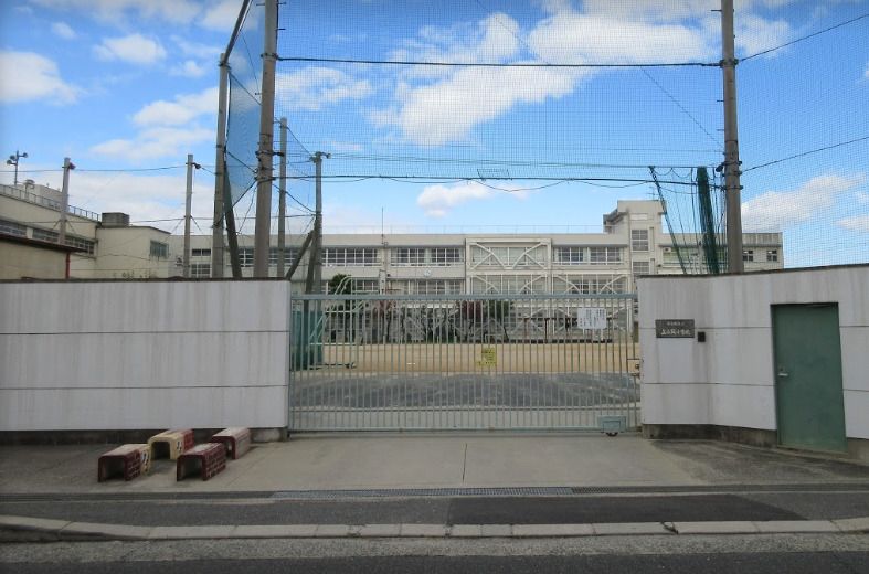 近くの上小阪小学校まで729m(徒歩10分)