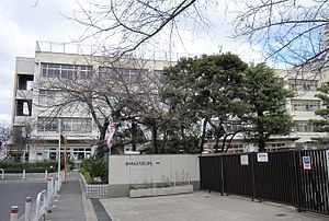 近くの小学校まで360m（徒歩5分）