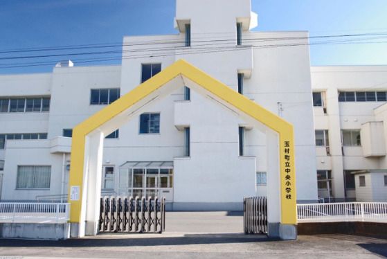 近くの玉村町立中央小学校まで866m（徒歩11分）