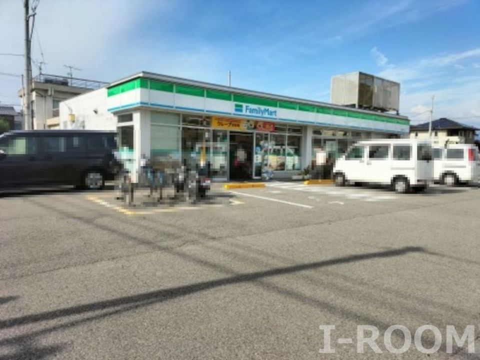 近くのファミリーマート 南斎院町店まで870m(徒歩11分)