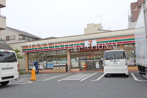 近くのセブンイレブン・足立伊興小西店まで165m（徒歩3分）