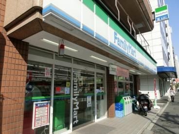 近くのファミリーマートまで125m（徒歩2分）