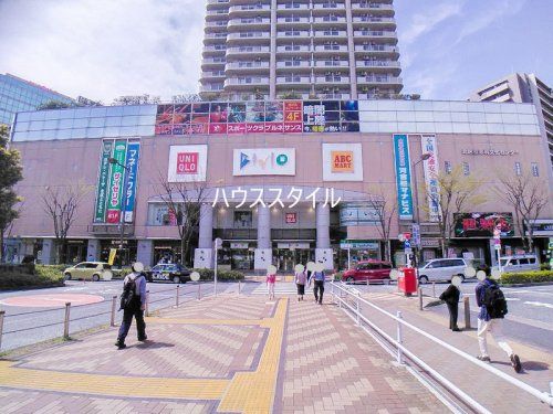 近くのショッピングセンタービビオまで678m（徒歩9分）