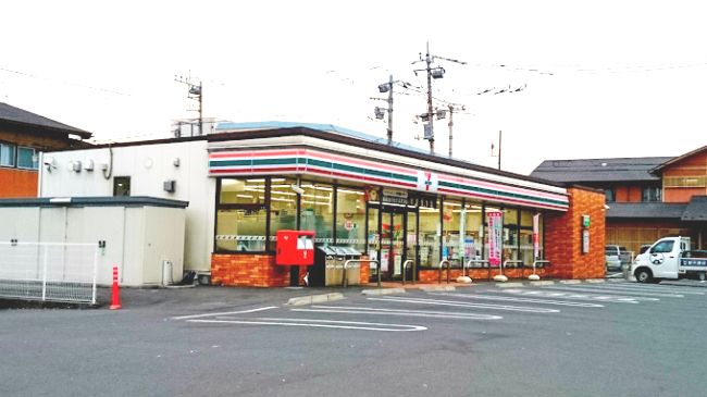 近くのコンビニまで450m（徒歩6分）