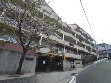 近くの神戸市立名倉小学校まで666m（徒歩9分）