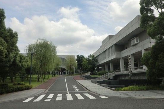 近くの大学・短大まで9,560m（徒歩120分）