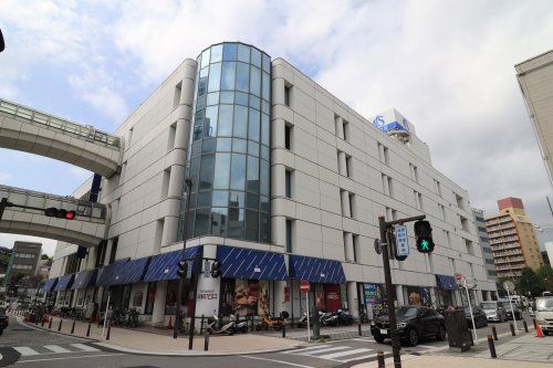 近くのさいか屋横須賀店まで1,021m（徒歩13分）