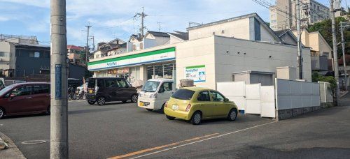 近くのファミリーマート 東石切公園前店まで1,896m(徒歩24分)