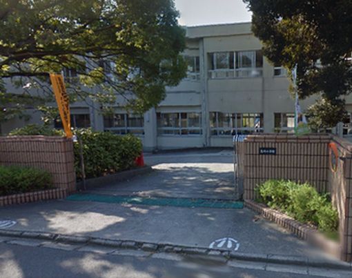 近くの半田市立亀崎小学校まで540m（徒歩7分）