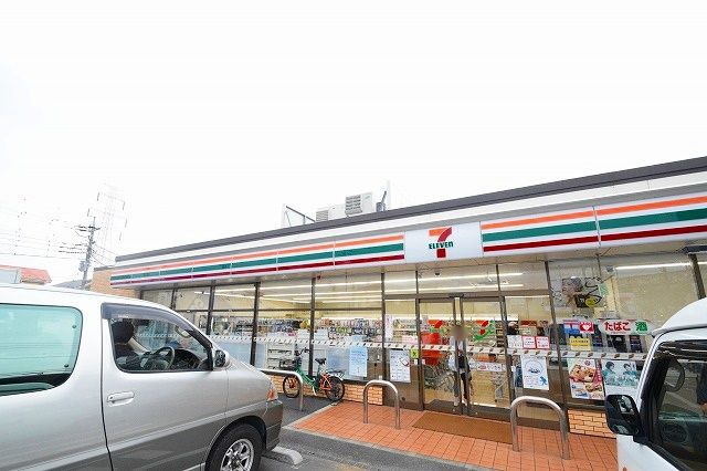 近くのコンビニまで407m（徒歩6分）