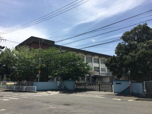近くの中津市立三保小学校まで1,857m（徒歩24分）