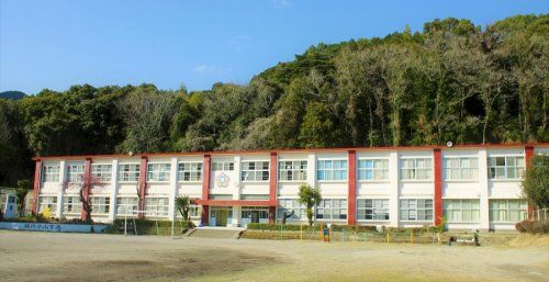 近くの鹿屋市立祓川小学校まで360m(徒歩5分)