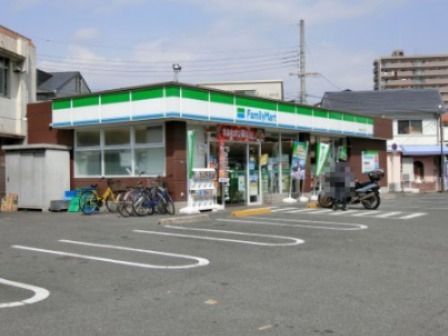 近くのファミリーマート菊水通2丁目店まで253m（徒歩4分）