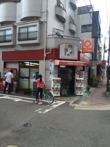 近くのデイリーヤマザキまで109m（徒歩2分）