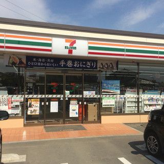 近くのコンビニまで744m（徒歩10分）