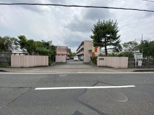 近くの草津市立草津中学校まで608m（徒歩8分）