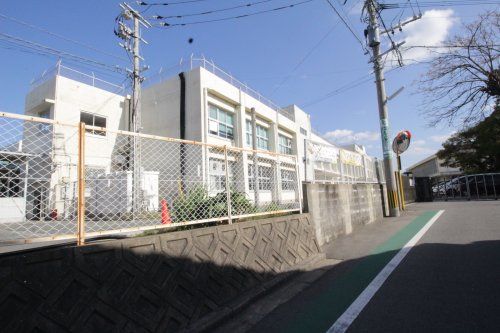 近くの福間小学校まで1,284m(徒歩17分)