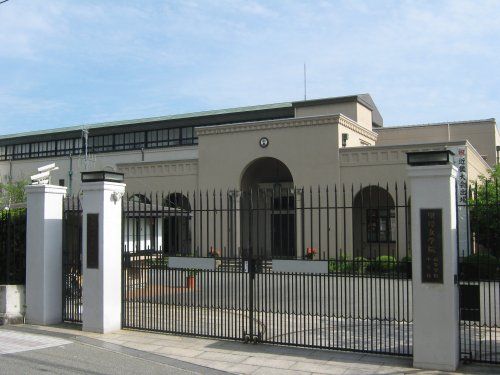 近くの香里ヌヴェール学院中学校まで590m（徒歩8分）