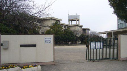 近くの寝屋川市立第九中学校まで575m(徒歩8分)