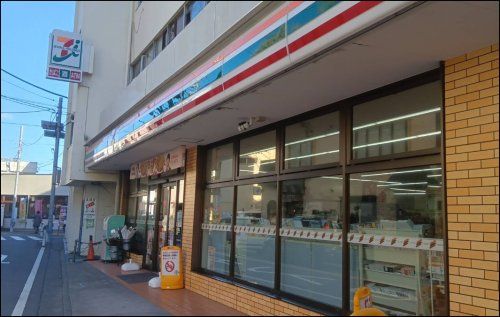 近くのセブンイレブン 横浜六浦駅前店まで380m（徒歩5分）