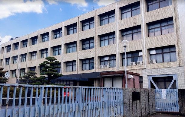 近くの中学校まで2,174m（徒歩28分）