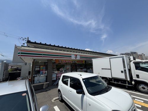 近くのセブンイレブン 神戸記田町3丁目店まで350m（徒歩5分）