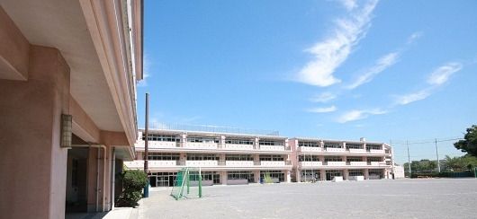 近くの横浜市立六浦南小学校まで1,399m(徒歩18分)