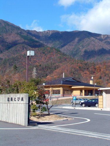 近くの天然温泉 比良とぴあまで4,542m（徒歩57分）