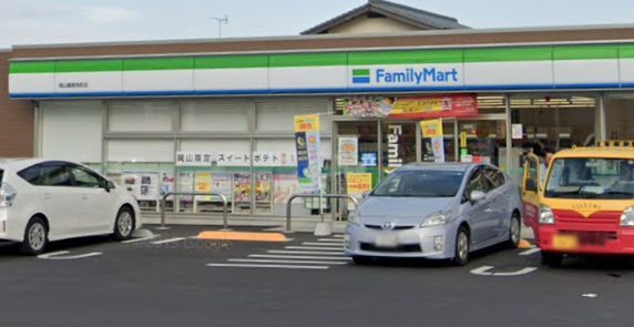 近くのファミリーマート岡山藤原西町店まで1,157m（徒歩15分）