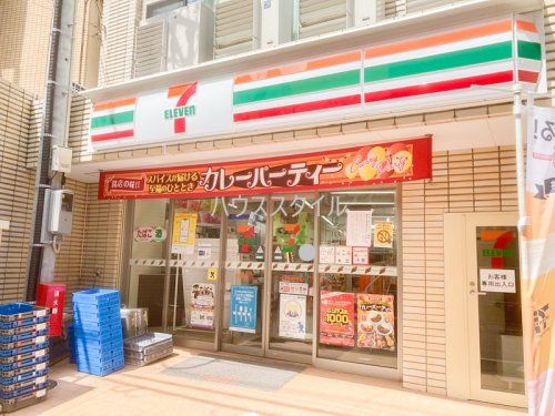 近くのコンビニまで825m（徒歩11分）