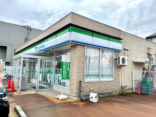 近くのファミリーマート長岡曙店まで504m（徒歩7分）