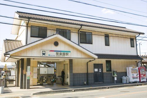 近くの聚楽園駅まで1,590m（徒歩20分）