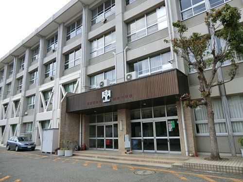 近くの横須賀市立鷹取中学校まで677m（徒歩9分）
