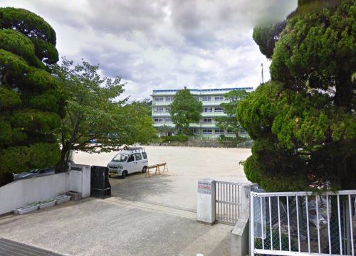 近くの長崎市立戸石小学校まで984m(徒歩13分)