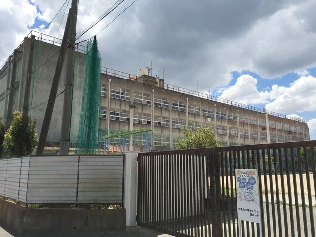 近くの花園北小学校まで656m(徒歩9分)