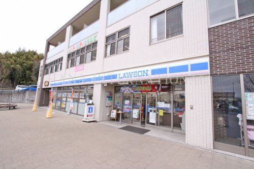 近くのローソンまで675m（徒歩9分）