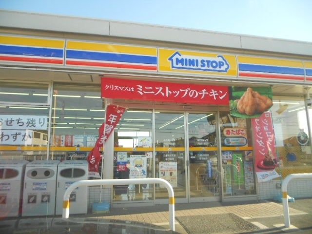 近くのミニストップ 伊勢崎市場町店まで830m（徒歩11分）