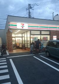 近くのコンビニまで652m（徒歩9分）