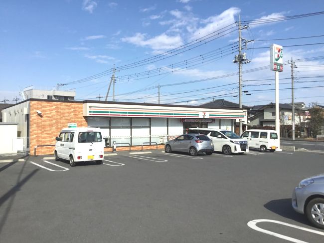 近くのコンビニまで478m（徒歩6分）