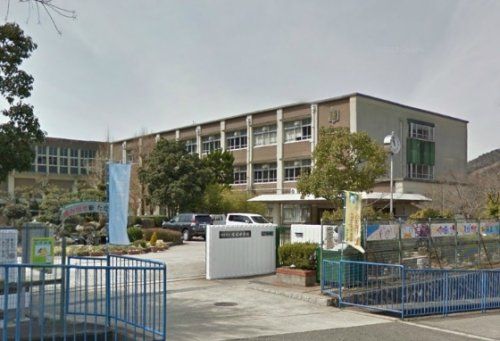 近くの神戸市立唐櫃中学校まで1,567m(徒歩20分)
