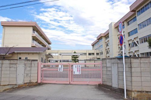 近くの太田市立宝泉中学校まで1,173m（徒歩15分）