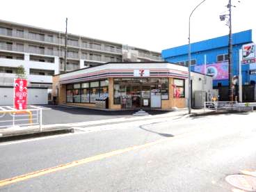 近くのセブン-イレブン横浜片倉5丁目店まで593m(徒歩8分)