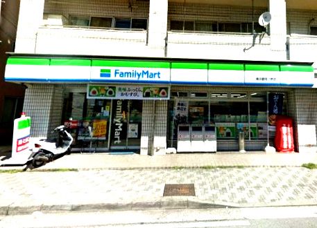 近くのファミリーマートまで84m（徒歩2分）