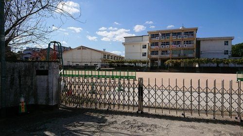 近くの北九州市立若園小学校まで1,685m（徒歩22分）