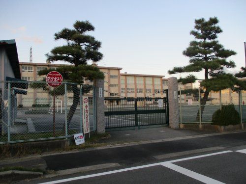 近くの一宮市立丹陽西小学校まで1,440m（徒歩18分）