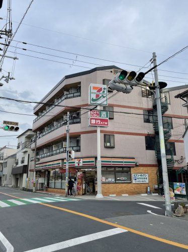 近くのセブンイレブン 寝屋川萱島南店まで418m（徒歩6分）
